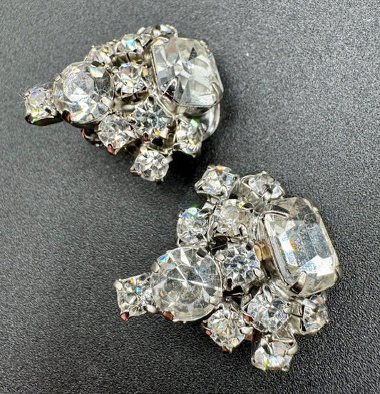 unsignedBeautiful Vintage Clear Crystal Rhinestone Unsigned Clip Earrings - Black Dog Vintage