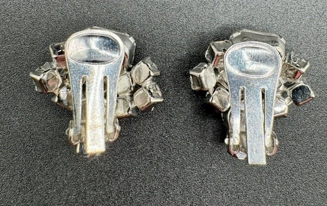 unsignedBeautiful Vintage Clear Crystal Rhinestone Unsigned Clip Earrings - Black Dog Vintage