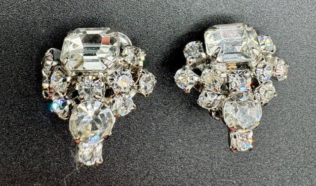 unsignedBeautiful Vintage Clear Crystal Rhinestone Unsigned Clip Earrings - Black Dog Vintage