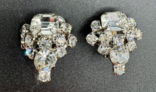 unsignedBeautiful Vintage Clear Crystal Rhinestone Unsigned Clip Earrings - Black Dog Vintage